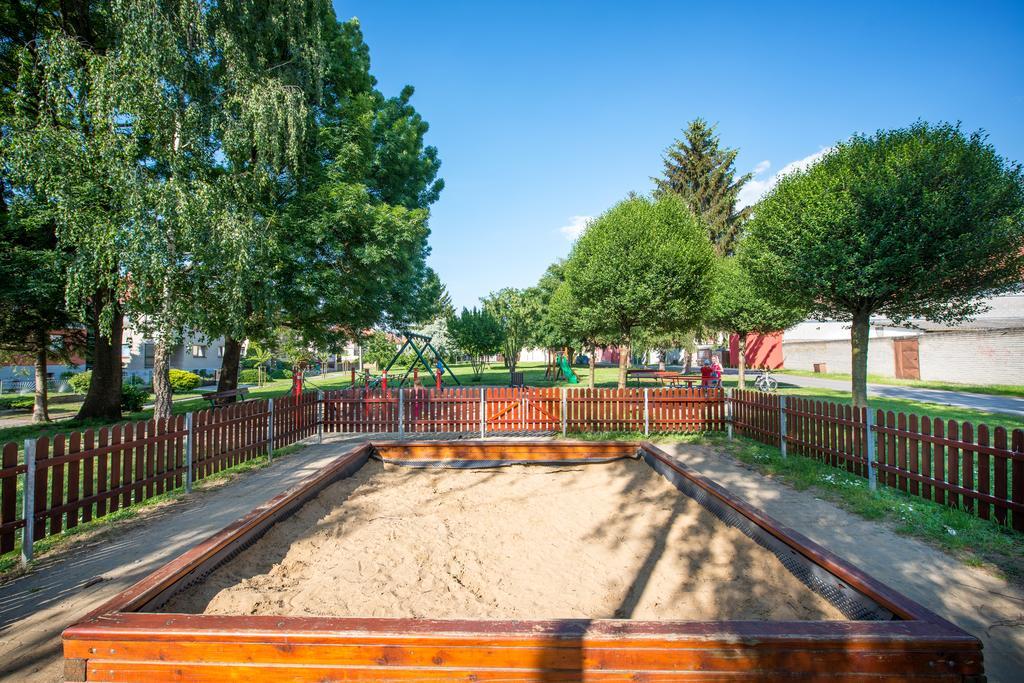 Relax21 Hotel Uhersky Ostroh Exterior foto